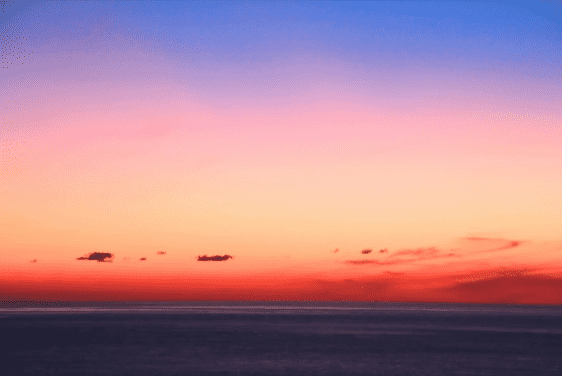 トワイライトタイムのロイヤルブルーに色めく空と海が映えます。